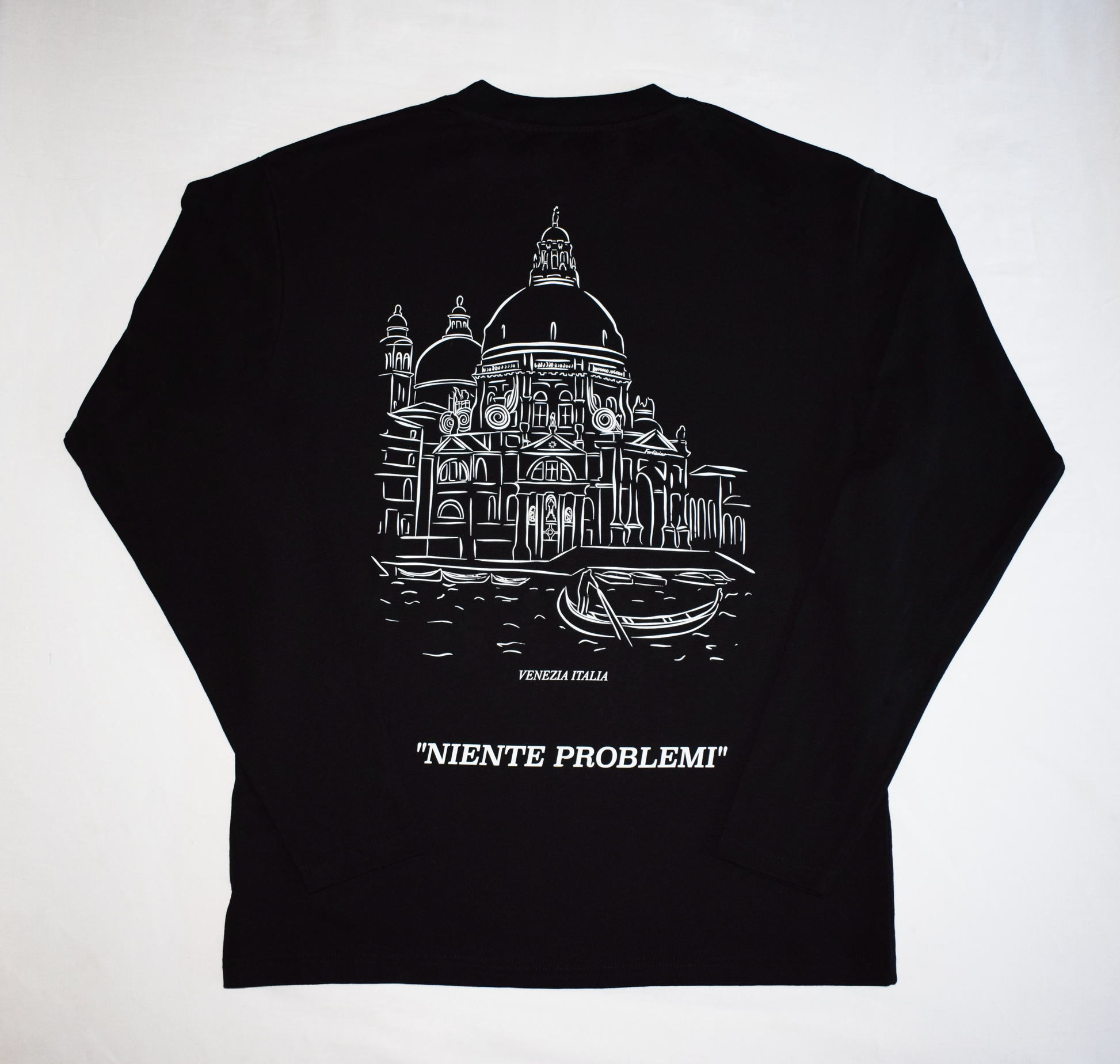 Showing the back of the black Venezia Longsleeve, with a white print on the back, showing a building in Venice with the quote "niente problemi" beneath it. 